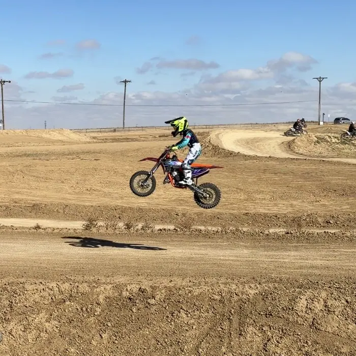 Kapakū in the air over a table jump